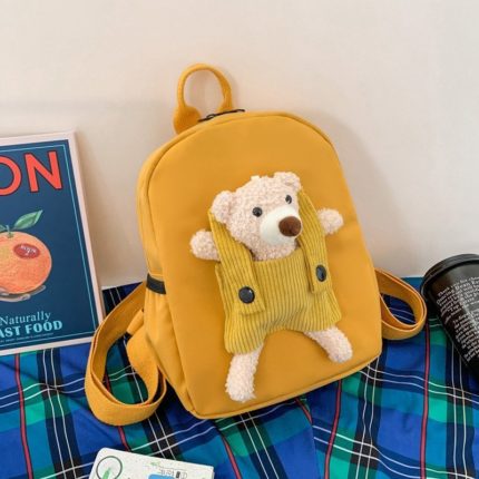Ein personalisierter Teddybär-Rucksack für Mädchen und Jungen in Gelb mit einem Teddybären.