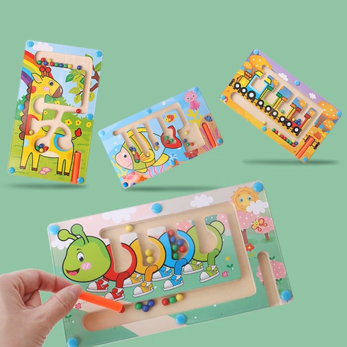 Un enfant tient un puzzle en bois avec différents animaux dessus.