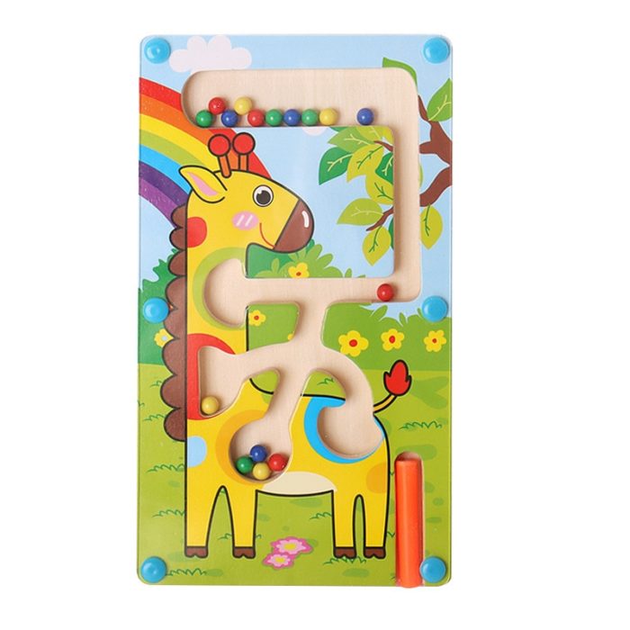 Ein magnetisches Labyrinth aus Holz - Montessori-Puzzle mit einer Giraffe darauf, das auch ein magnetisches Labyrinth besitzt.