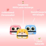 Affichés sur un fond rose, trois adorables tampons auto-encreurs sur le thème des animaux présentent un texte en français mettant en évidence des caractéristiques telles que « Tamponne 1000x sans recharge », « Entièrement personnalisé », « Résiste jusqu'à 100 lavages » et « Encre Naturelle ». Ces tampons sont parfaits pour marquer votre prénom avec Mon Tampon Magique Prénom - Pour ne plus perdre d'affaires !