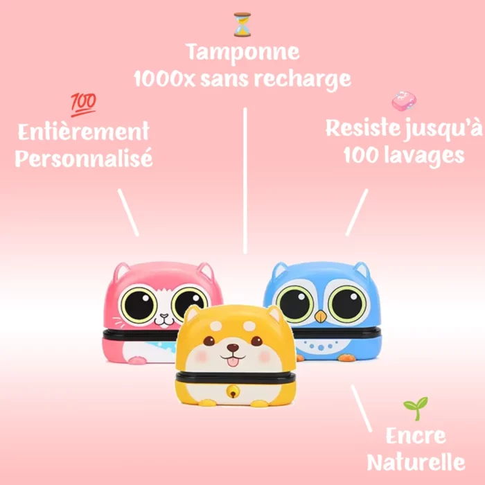 Affichés sur un fond rose, trois adorables tampons auto-encreurs sur le thème des animaux présentent un texte en français mettant en évidence des caractéristiques telles que « Tamponne 1000x sans recharge », « Entièrement personnalisé », « Résiste jusqu'à 100 lavages » et « Encre Naturelle ». Ces tampons sont parfaits pour marquer votre prénom avec Mon Tampon Magique Prénom - Pour ne plus perdre d'affaires !