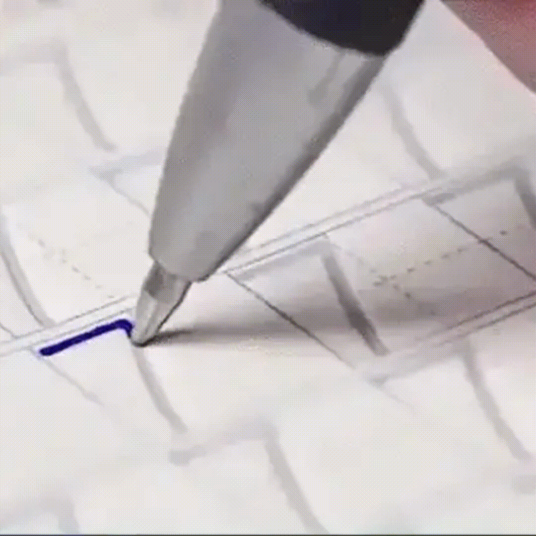 Une personne utilise un stylo pour tracer une ligne sur une feuille de papier. Ils utilisent le Cahier Magique | Améliorez l'écriture de vos enfants en 10 jours | Offert : 1 Stylo + 1 Grip + 5 Recharges d'Encre Magique, qui comprend l'offre de 1 Stylo + 1 Grip.