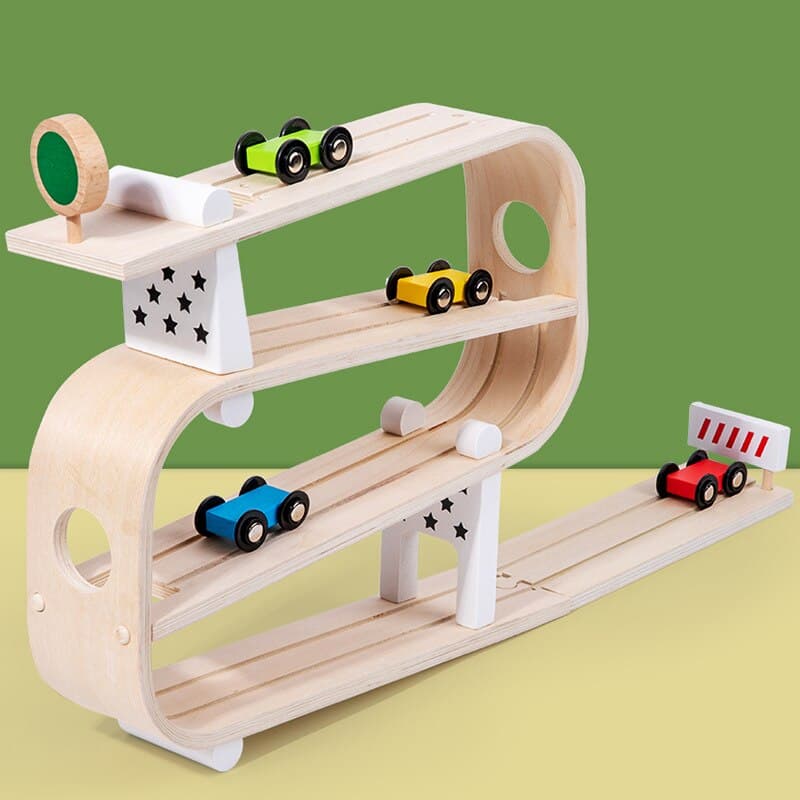 Une piste de jouets en bois avec des voitures dessus.