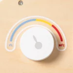 Un bouton en bois avec un thermomètre dessus.