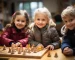 Trois enfants jouent aux échecs dans une salle de classe en utilisant des jeux éducatifs Montessori.