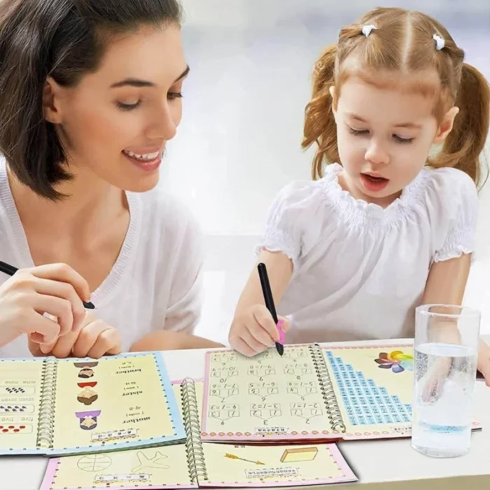 Eine Frau und ein kleines Mädchen schreiben in ein Magic Notebook | Verbessern Sie die Handschrift Ihrer Kinder in 10 Tagen | Geschenkt: 1 Stift + 1 Grip + 5 Nachfüllhefte mit magischer Tinte.