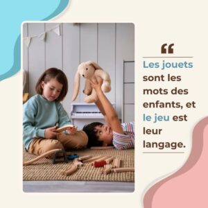 Deux enfants jouent dans une pièce avec un lapin en peluche et des cubes en bois. Texte en français sur les jouets et le jeu.