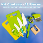 Un kit de couteaux de 13 pièces, nommé « Couteau Enfant - Ensemble de Cuisine 13 pièces - dès 2 ans », comprend des planches à découper vertes et jaunes, des couteaux en plastique adaptés aux enfants, un éplucheur, un coupe-froissement et des outils de préparation de fruits/légumes. Le texte indique "Kit Couteau - 13 Pièces, Coupe fruits et légumes, pas la peau.