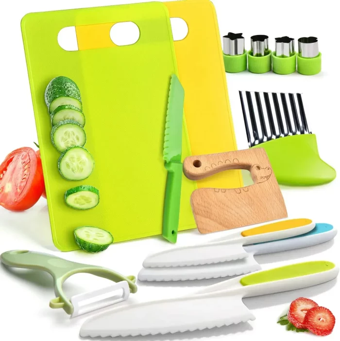 Ein Set von Couteau Enfant - Ein Set aus 8 Küchenwerkzeugen, bestehend aus einem grünen Schneidebrett mit einem Messer und Gemüse.