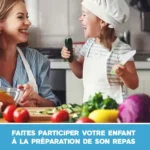 Une femme et un jeune enfant cuisinent ensemble dans une cuisine. L'enfant tient un concombre et un couteau. Le texte en bas se lit comme suit : « Faites participer votre enfant à la préparation de son repas avec le Couteau Enfant - Ensemble de Cuisine 13 pièces - dès 2 ans.