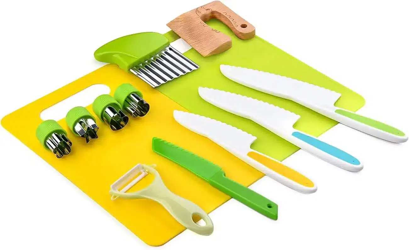 Une planche à découper jaune et verte avec un jeu de couteaux. Le Couteau Enfant - Ensemble de 8 outils de cuisine comprend un couteau enfant pour des tâches de cuisine sûres et faciles.