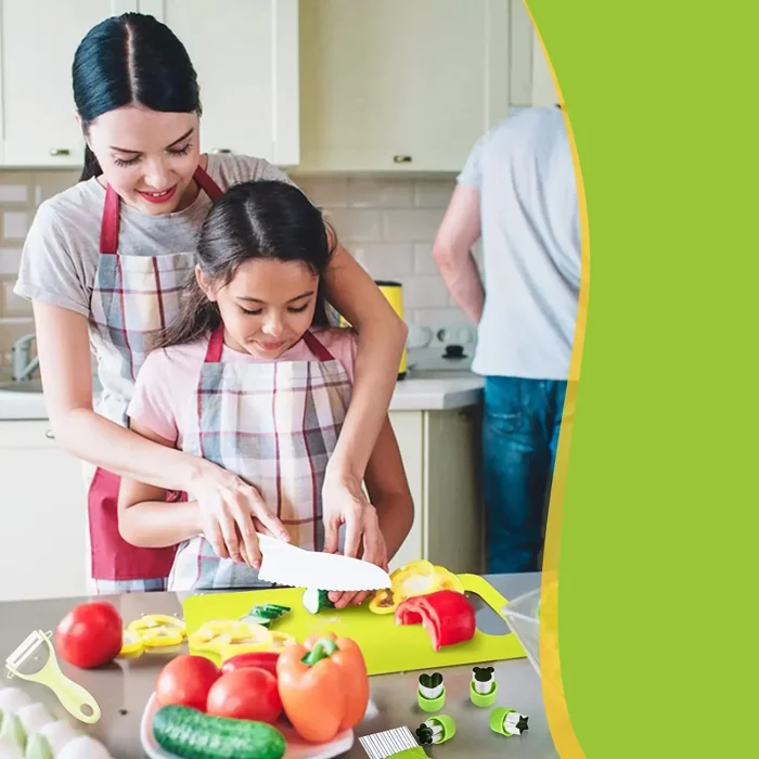 Eine Frau und ihre Tochter verwenden ein Set aus acht Küchenwerkzeugen, um in der Küche Gemüse zuzubereiten, wobei die Tochter ein Kindermesser verwendet.