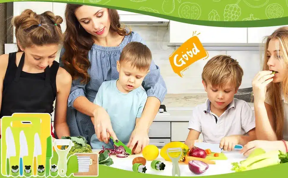 Une famille utilise le Couteau Enfant - Ensemble de 8 outils de cuisine pour préparer des légumes dans une cuisine.