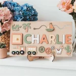 Ein Holzpuzzle mit Charlies Namen darauf.