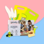 Le Kit de Cuisine Montessori Couteaux Enfant 13 pièces comprend des couteaux, des planches à découper et des éplucheurs adaptés aux enfants, le tout dans un emballage qui montre une famille en train de cuisiner ensemble.