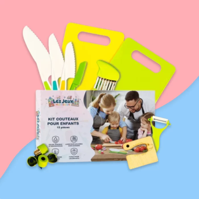 Le Kit de Cuisine Montessori Couteaux Enfant 13 pièces comprend des couteaux, des planches à découper et des éplucheurs adaptés aux enfants, le tout dans un emballage qui montre une famille en train de cuisiner ensemble.