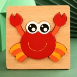 Un puzzle en bois avec un crabe rouge dessus.