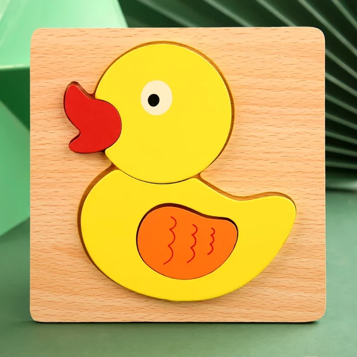 Un puzzle en bois avec un canard en caoutchouc dessus.