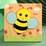 Un puzzle en bois avec une abeille dessus.