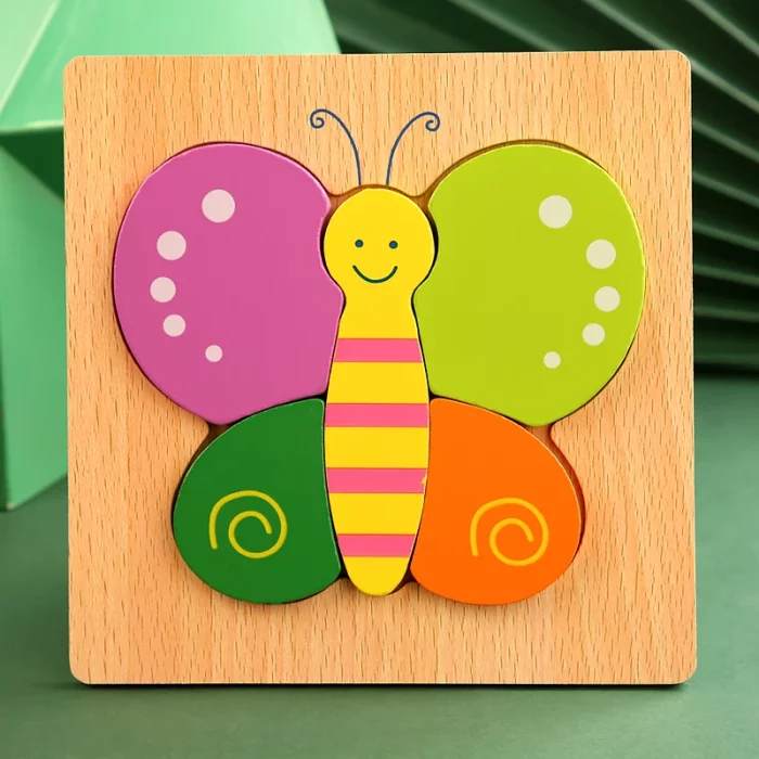 Un puzzle en bois avec un papillon coloré dessus.