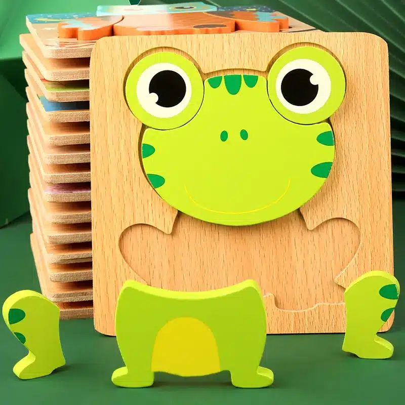 Un puzzle en bois avec une grenouille dessus.
