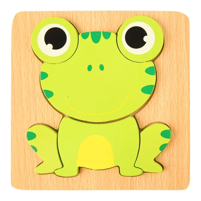 Un puzzle en bois avec une grenouille verte dessus.