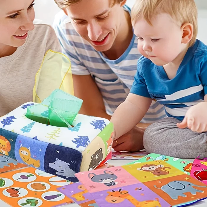 Une famille avec un bébé regardant une boîte de jouets.