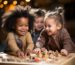 Trois jeunes enfants jouant avec des jouets en bois à une table.