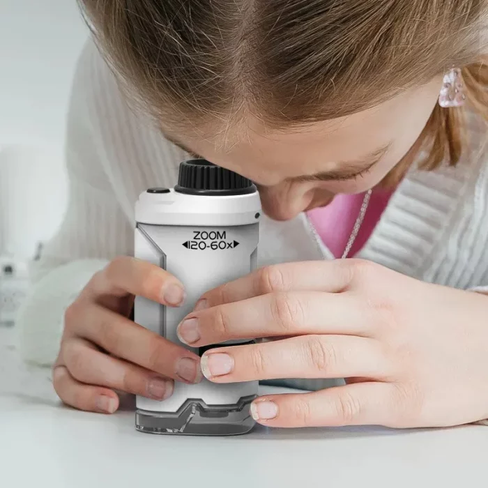 Enfant fille regarde un Microscope de Poche pour Enfant - Portable - Grossis jusqu'à 120x.