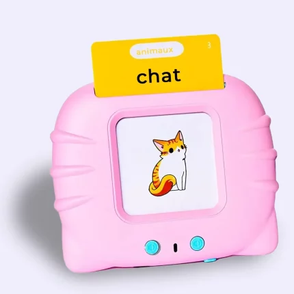 Un jouet rose avec un chat dessus.