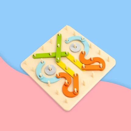 Le "Jeu de construction Montessori à forme variable - Image à copier" est un panneau perforé carré avec des pièces et des chevilles colorées et emboîtables, sur un fond bleu et rose.