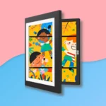 Cadre pour dessins d'enfant : exposez et stockez jusqu'à 150 créations au format A4. Affiche colorée avec trois enfants souriants sur fond jaune aux motifs ludiques. Coffret sécurisé à clé.