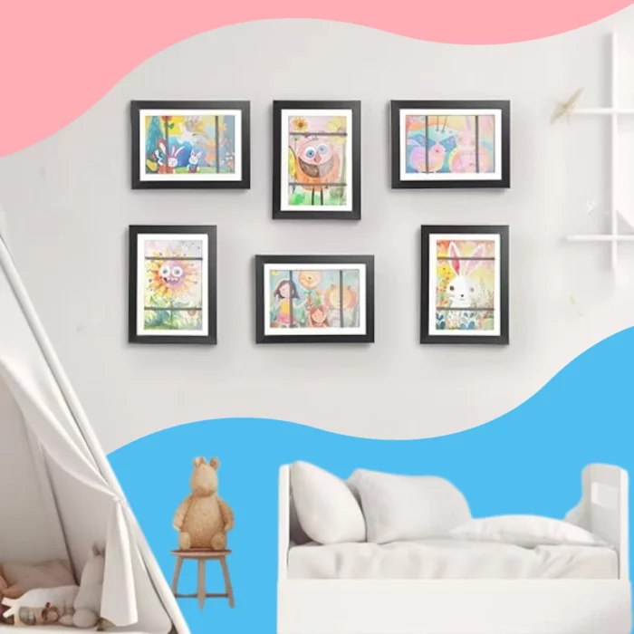 Une chambre d'enfant avec un lit blanc, un tipi, un ours en peluche sur un tabouret et six dessins d'animaux colorés en A4, exposés dans le "Cadre pour dessins d'enfant", qui stocke et présente jusqu'à 150 dessins sur le mur.
