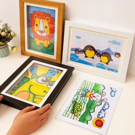 Une exposition de dessins d'animaux colorés de taille A4 dans des **cadres pour dessins d'enfants - stockez et exposez 150 dessins - taille A4** affichés sur une table.