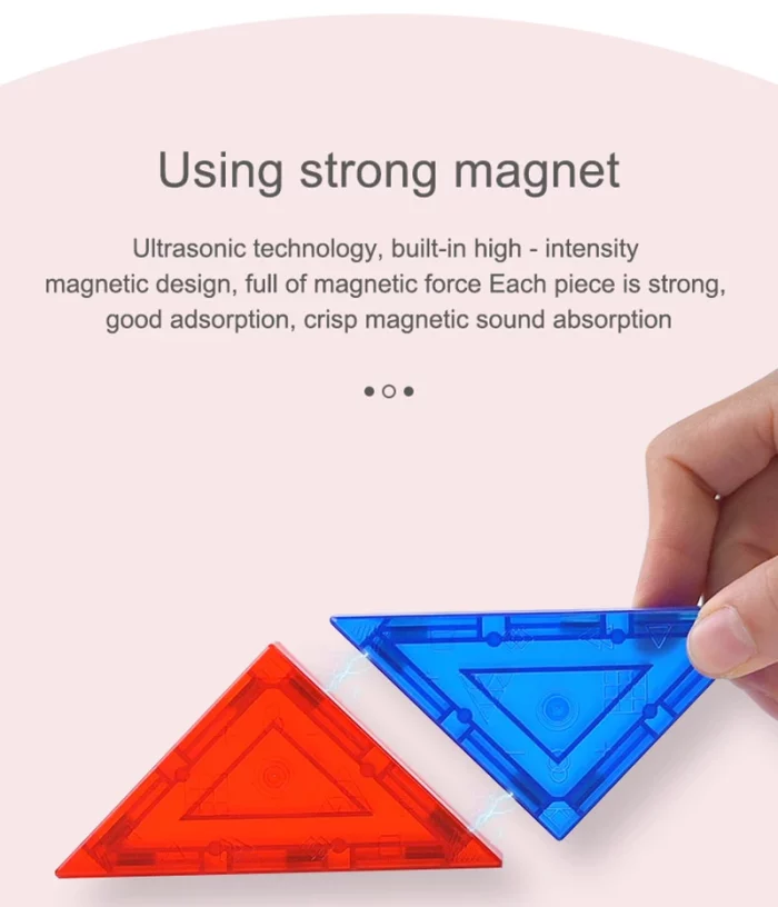 Une personne tient un triangle magnétique d’un ensemble Surprising Shapes Tangram Magnétique.