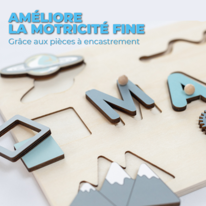 Voici le Puzzle Personnalisé Prénom en Bois - Un souvenir unique : un puzzle en bois conçu pour améliorer la motricité fine, avec différentes formes et lettres qui s'insèrent dans des fentes correspondantes. Ce puzzle engageant offre aux enfants une façon unique d'apprendre. Le texte français sur l'image dit "Améliore la motricité fine".