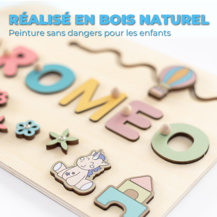 Le Puzzle Personnalisé Prénom en Bois - Un souvenir unique est un puzzle en bois pour enfant avec des formes vibrantes comme une licorne, une montgolfière et des lettres. Le dessus du puzzle affiche le texte français "RÉALISÉ EN BOIS NATUREL Peinture sans dangers pour les enfants". Vous pouvez personnaliser ce souvenir spécial avec le nom de votre enfant en lettres de bois.