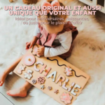 Un enfant habillé en rose joue avec un puzzle personnalisé en bois avec le prénom « CHARLIE » sur un tapis à la texture douce. Le texte ci-dessus, en français, se lit comme suit : « Puzzle Personnalisé Prénom en Bois - Un souvenir unique », soulignant le cadeau unique et original qui est aussi spécial que votre enfant.