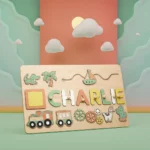 Un Puzzle Personnalisé Prénom en Bois avec le prénom "CHARLIE" et des illustrations d'un train, d'un crocodile, d'un palmier, d'un bateau, d'engrenages et d'un cactus sur un fond coloré avec un soleil et des nuages. Ce souvenir unique sera chéri pendant des années.