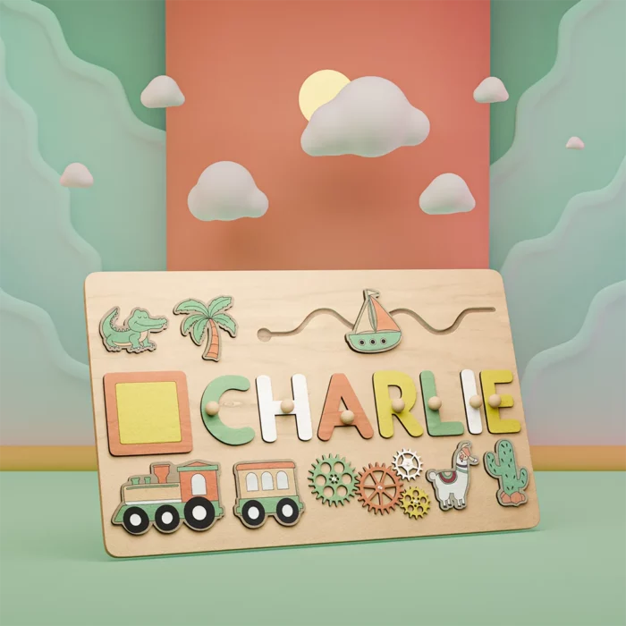 Un Puzzle Personnalisé Prénom en Bois avec le prénom "CHARLIE" et des illustrations d'un train, d'un crocodile, d'un palmier, d'un bateau, d'engrenages et d'un cactus sur un fond coloré avec un soleil et des nuages. Ce souvenir unique sera chéri pendant des années.