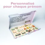 Un puzzle personnalisé en bois avec le nom « CHARLIE » est présenté dans une boîte ouverte avec des formes colorées, sur fond blanc. Au-dessus, le texte français se lit comme suit : « Personnalisé pour chaque prénom en bois ». Produit : Puzzle Personnalisé Prénom en Bois.