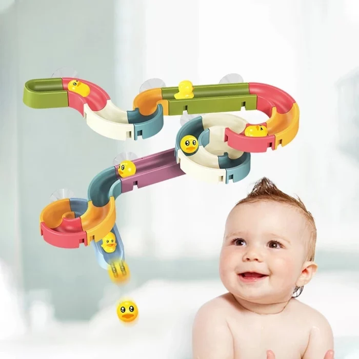 Un bébé joue avec un jouet de Bain Tobogan Canard à Ventouse Baignoire dans une salle de bain.