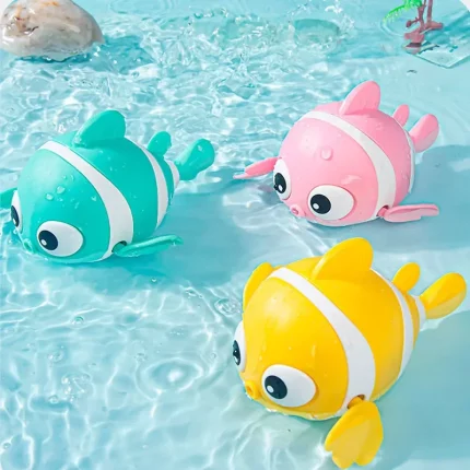Trois poissons jouets nageant dans l'eau.