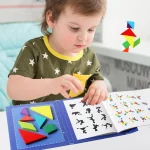 Un jeune garçon joue avec un Livre Puzzle Tangram Magnétique coloré.