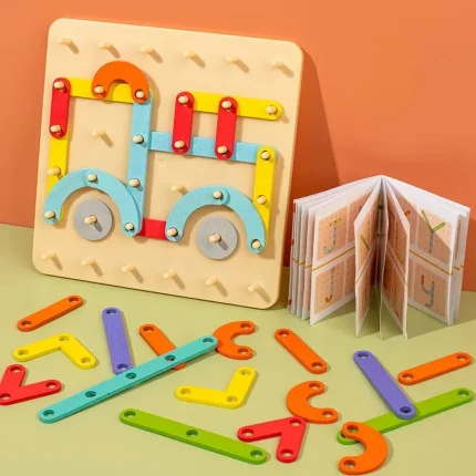 Jeu de construction Montessori à forme variable coloré composé de pièces en forme de lettres de l'alphabet et d'un livre illustré sur fond bicolore.