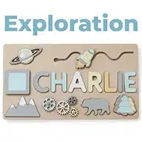 Puzzle en bois personnalisé portant le nom « Charlie » avec diverses formes sur le thème de l'aventure et de la nature.