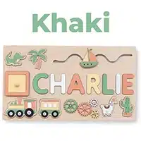 Un puzzle en bois personnalisé avec le nom « Charlie » et diverses formes comme un crocodile, un palmier, un voilier, des engrenages et un train.