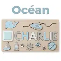 Plaque nominative en bois personnalisée sur le thème de l'océan pour un enfant prénommé Charlie.