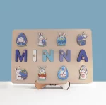 Une planche de bois sur laquelle est gravé le mot « minna ».