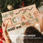 Un enfant tient un Puzzle Personnalisé Prénom en Bois aux illustrations vibrantes devant un sapin de Noël. Le texte français se traduit par « Offrez un cadeau personnalisé unique à votre enfant, neveu ou nièce.